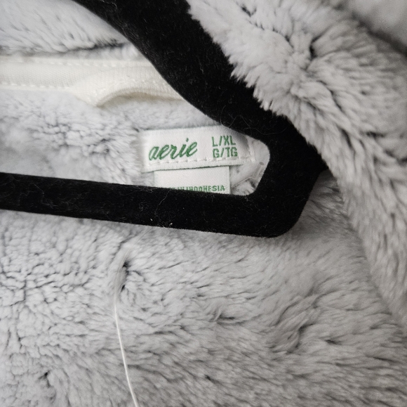 Aerie plush sherpa belted long sleeve robe size L/XL NWT - Picture 4 of 6
